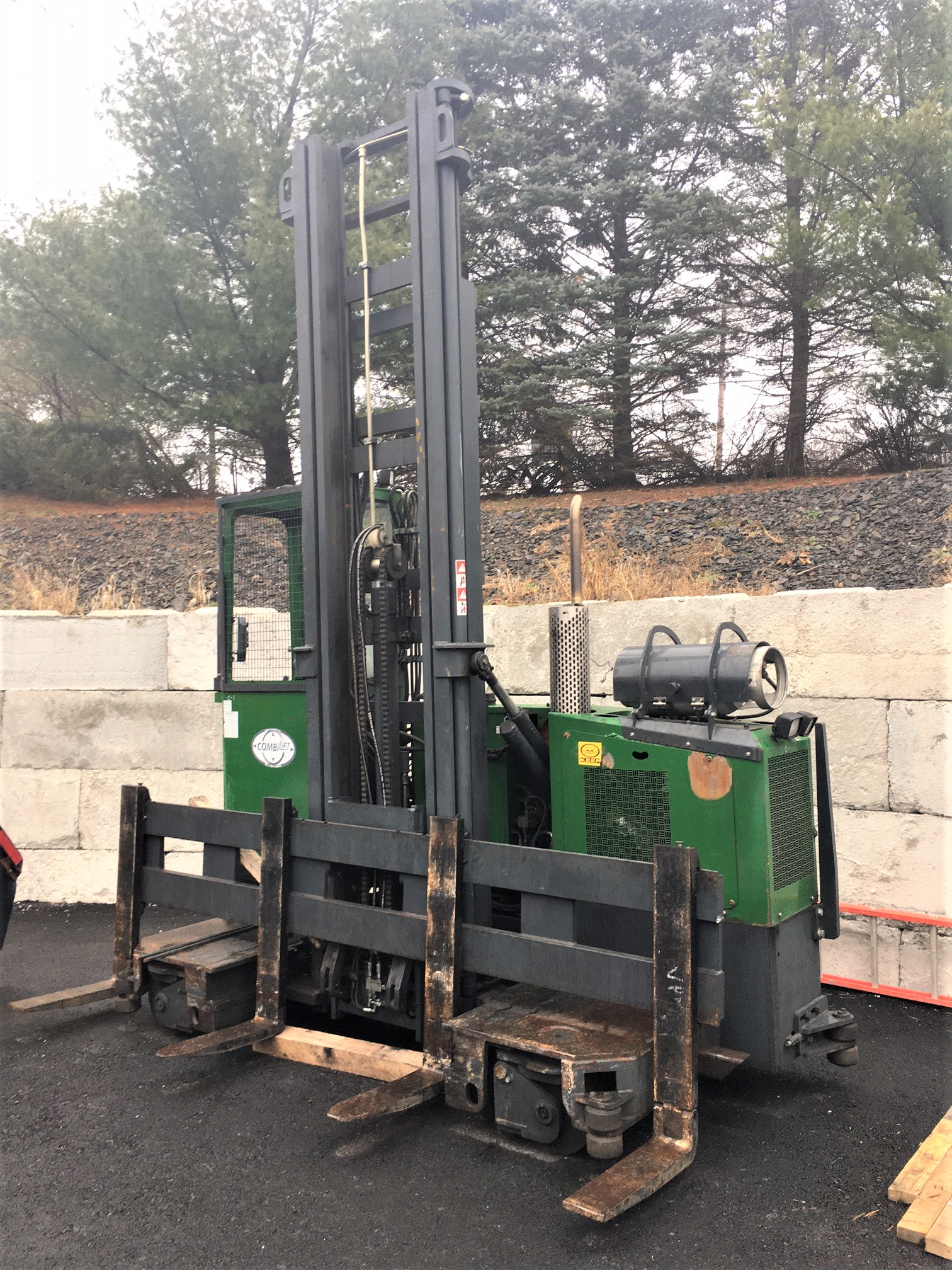 Combilift side loading forklift. 2012 model C10000GT Bi Directional forklift with 2561 hours. 10'000 lb. lift capacity. For wheel drive side loader forklift. LPG engine with 159 inch two stage mast, 154 inch wide carriage and 4 forks. 18'200 lb. unladen weight.
