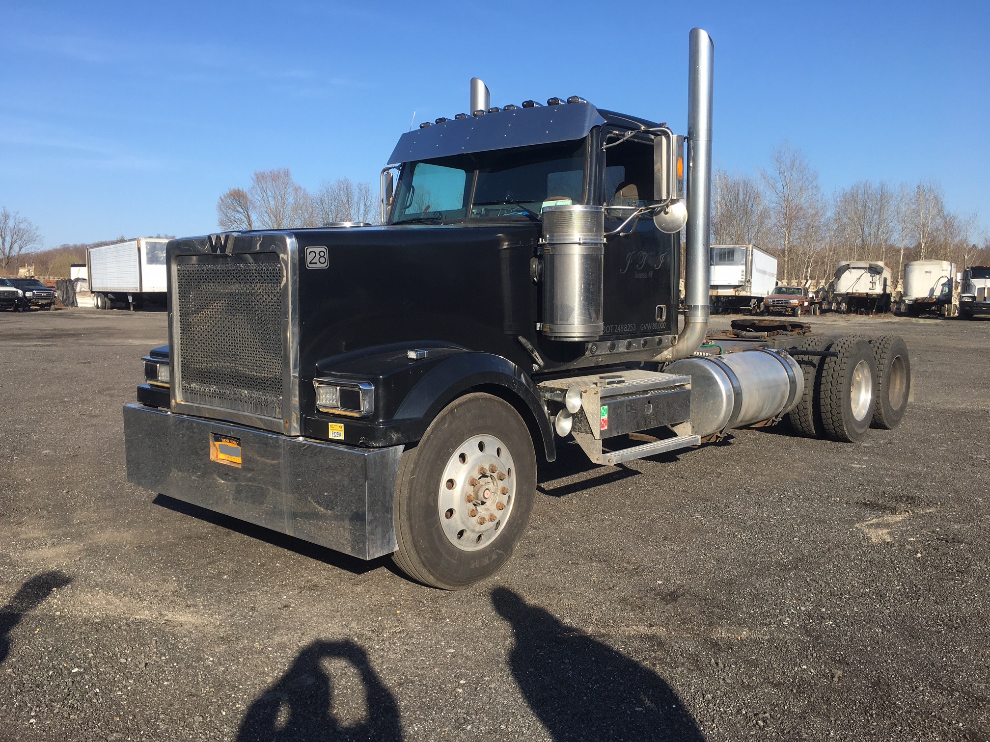 Western Star Semi Truck. 2000 year model tractor with a Caterpillar C15 475 horse power motor and a 13 speed Eaton Fuller transmission. It has a bit over 500 K miles. There is a three stage engine break, Air ride driver seat, heat, AC, and power windows.